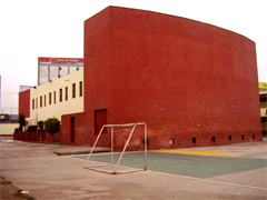 El Auditorio del colegio en Junio 2008, foto tomada por Beraun durante la celebracion del dia del colegio Alfonso ugarte efectuada el 6 de Junio ya que el 7 de Junio es Sabado, Alfonso Ugarte es un heroe peruano, obtuvo en vida el grado de Coronel. Fue Jefe de la Octava División en la defensa de Arica en la Batalla del mismo nombre del 7 de junio de 1880, bajo el mando del Coronel Francisco Bolognesi Cervantes. Alfonso Ugarte nació en Tarapacá el, 13 de Julio de 1847, hijo de los acaudalados comerciantes tarapaqueños Don Narciso Ugarte y Doña Rosa Vernal. A temprana edad, es enviado por sus padres al puerto chileno de Valparaíso donde fue educado, terminando sus estudios en 1868