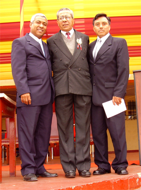 Nuestros amigos Jorge Beraun y Carlos Cuno Surco junto al ex-auxiliar ahora Profesor Barrionuevo, en version 2008, recuerdo claramente que me "Bautizo" las piernas con su popular Manguerazo de castigo