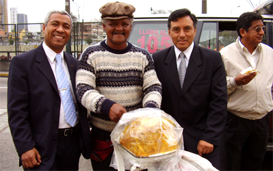 Sanguito Rico calientito con Adivinanza, simbolo historico que sorprendemente despues de 30 anos continua a vender su Producto - un arroz sambito licuado con dulces variados inclusive pasas - era un clasico depues del colegio "a la salida" comprarse un Sol de Sanguito e inmediatamente tenias derecho a adivinar cuantas monedas el recogia en su mano derecha... Si adivinavas te entregaba tu YAPA si no Caballero pa' manana sera...