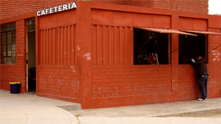 La cafeteria del colegio, lugar de encuentro despues de la campana del RECREO, lugar de infinidad de anecdotas que uno se puede imaginar... la Gran Unidad Escolar Alfonso Ugarte, fue fundada en honor del heroe peruano Don Alfonso Ugarte y Vernal el 2 de junio de 1927, durante el gobierno del Presidente Augusto B. Leguia., por Decreto Supremo Nº 1706 del 2 de julio de 1927. En sus inicios funcionó a espaldas del ex Ministerio de Educación, (en la Av. Abancay) hasta el año 1951. En 1952 se trasladó al actual local del distrito de San Isidro, constituyendose desde esta fecha como Gran Unidad Escolar, fue durante el gobierno del General Don Manuel A. Odria. El Colegio Alfonso Ugarte ha sido dirigido por prestigiosos educadores, como don Alberto Rivera y de Pierola, Víctor Vera Cubas, Jorge Castro Harrison, Luis Hurtado, Adrián Albarracin y el profesor Pelaez y muchos más