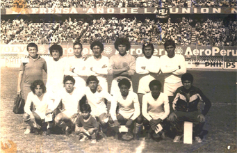 La seleccion de Futbol del colegio Alfonso Ugarte que el 1977 Campeono en el campeonato Interescolar a nivel nacional. Recuerdo claramente que fuimos todos a la tribuna Este con el Profesor Malpartida que decia... Pasame la A, Pasame la U, Que Dice? ALFONSO UGARTE, ALFONSO UGARTE