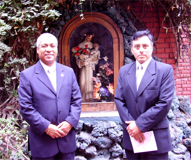 Nuestros amigos junto a la gruta de la Virgencita Maria que teniamos que pasar para ir a nuestro salon del Tercero A en el turno de tarde