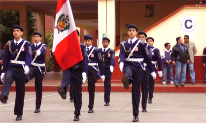 Escolta Ugartina 2008, durante la celebracion del dia del colegio Alfonso ugarte efectuada el 6 de Junio ya que el 7 de Junio es Sabado, Alfonso Ugarte es un heroe peruano, obtuvo en vida el grado de Coronel. Fue Jefe de la Octava División en la defensa de Arica en la Batalla del mismo nombre del 7 de junio de 1880, bajo el mando del Coronel Francisco Bolognesi Cervantes. Alfonso Ugarte nació en Tarapacá el, 13 de Julio de 1847, hijo de los acaudalados comerciantes tarapaqueños Don Narciso Ugarte y Doña Rosa Vernal. A temprana edad, es enviado por sus padres al puerto chileno de Valparaíso donde fue educado, terminando sus estudios en 1868