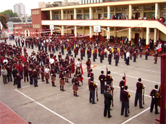 Formacion principal Ugartina 2008, durante la celebracion del dia del colegio Alfonso ugarte efectuada el 6 de Junio ya que el 7 de Junio es Sabado, Alfonso Ugarte es un heroe peruano, obtuvo en vida el grado de Coronel. Fue Jefe de la Octava División en la defensa de Arica en la Batalla del mismo nombre del 7 de junio de 1880, bajo el mando del Coronel Francisco Bolognesi Cervantes. Alfonso Ugarte nació en Tarapacá el, 13 de Julio de 1847, hijo de los acaudalados comerciantes tarapaqueños Don Narciso Ugarte y Doña Rosa Vernal. A temprana edad, es enviado por sus padres al puerto chileno de Valparaíso donde fue educado, terminando sus estudios en 1868