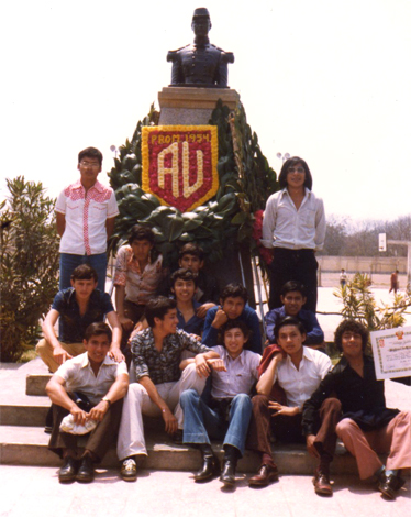 DIA DEL EX-ALUMNO 1979. Cortesia de Walter Nuñez, (FOTO DERECHA) fue el 1979 por el arreglo floral de la promocion Bodas de Plata 1954. En la foto figuran, arriba nuestro pata Alfonso Ugarte que mira hacia la Direccion. En pie Salinas y Llanos (version cabellos largos), Enrique Zarzoza, mi querido Champi Loayza, el gran Respaldiza (champero number one de los Champeros Trotter) Freddy Ampuero Alata, Cayetano Aguilar Avila, el Bebito Orellana. Abajo Walter Nuñez Salinas, el Arquitecto Moreno, Christian Lenin Caballero, Fernando Zarzoza y el negro Beraun, que tiene un DIPLOMA (que rogamos de enviarnos) para ponerlo en este web