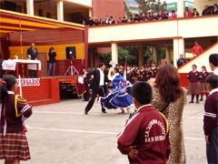 Danzando Marinera 6 de Junio 2008, durante la celebracion del dia del colegio Alfonso ugarte efectuada el 6 de Junio ya que el 7 de Junio es Sabado, Alfonso Ugarte es un heroe peruano, obtuvo en vida el grado de Coronel. Fue Jefe de la Octava División en la defensa de Arica en la Batalla del mismo nombre del 7 de junio de 1880, bajo el mando del Coronel Francisco Bolognesi Cervantes. Alfonso Ugarte nació en Tarapacá el, 13 de Julio de 1847, hijo de los acaudalados comerciantes tarapaqueños Don Narciso Ugarte y Doña Rosa Vernal. A temprana edad, es enviado por sus padres al puerto chileno de Valparaíso donde fue educado, terminando sus estudios en 1868