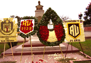 Arreglos florales dedicados a Alfonso ugarte adelante del monumento ubicado en el patio principal del colegio. Don Alfonso Ugarte y Vernal, heroe Peruano, de gran valor historico, inspiro al Gobierno del Perù a fundar el Colegio Nacional para estudiantes de educacion secundaria: La Gran Unidad Escolar "Alfonso Ugarte", Son mas de 75 promociones de estudiantes que en el tiempo han contribuido al desarrollo social, cultural industrial y economico del Perù