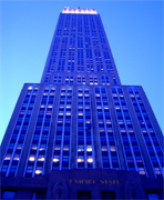 EMPIRE STATE BUILDING una de las principales atracciones turisticas de Nueva York. New York, ofrece el observatorio del Empire State abierto 365 dias, dia y noche, lluvia o claro las vistas de Manhattan en nueva York son unicas e impresionantes. Tiene restaurantes, sushi bar, cafes, un Hallmark, venta de sourvenirs, correos y dos bancos. Visite el Rascacielo Empire State durante su visita a Manhattan Nueva York