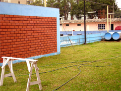 Parte externa de la piscina olimpica del Colegio Alfonso Ugarte 2008, durante la celebracion del dia del colegio Alfonso ugarte efectuada el 6 de Junio ya que el 7 de Junio es Sabado, Alfonso Ugarte es un heroe peruano, obtuvo en vida el grado de Coronel. Fue Jefe de la Octava División en la defensa de Arica en la Batalla del mismo nombre del 7 de junio de 1880, bajo el mando del Coronel Francisco Bolognesi Cervantes. Alfonso Ugarte nació en Tarapacá el, 13 de Julio de 1847, hijo de los acaudalados comerciantes tarapaqueños Don Narciso Ugarte y Doña Rosa Vernal. A temprana edad, es enviado por sus padres al puerto chileno de Valparaíso donde fue educado, terminando sus estudios en 1868