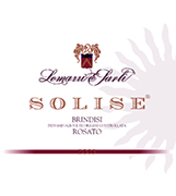 "Solice vino rose Negroamaro" DOC "Brindisi" vino Rosé uvas 100% Negroamaro. Las uvas son transportadas en la bodega con carros pequeños. El vino viene introducido en un vinificador inox donde esta al contacto por 4/5 horas con cascaras y mosto. Después de la decantación el mosto, separado de las cascaras, fermentará a temperadura controlada in tanques de 50 hl. Alcohol 12,10 % vol. Grado alcohólico 12,10% vol.Acidez total 5,60 gr/lAnhídrido sulfuroso tot. 80 mg/lpH 3,56