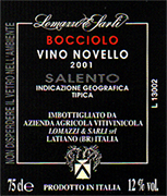 "Bocciolo vino tinto Novello"- vins primeurs I.G.T. "Salento" Grapes: 60% Negroamaro - 40% Montepulciano. Los racimos más bellos, sanos y maduros, seleccionados en la viña, vendemiados y situados en cajas de 20 kg. El aire viene sostituido con anhídrido carbónico para consentir a las uvas y al vino el proceso de "maceración carbónica" que dura más o menos 8 dias. Fermenta a temperadura controlada en tanques inox. Óptimo vino elegante, frutificado, adapto a todas las comidas... Lomazzi & Sarli productor de Vinos Italianos BUSCAMOS DISTRIBUIDORES AL POR MAYOR