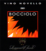 "Bocciolo vino tinto Novello"- vins primeurs I.G.T. "Salento" Grapes: 60% Negroamaro - 40% Montepulciano. Los racimos más bellos, sanos y maduros, seleccionados en la viña, vendemiados y situados en cajas de 20 kg. El aire viene sostituido con anhídrido carbónico para consentir a las uvas y al vino el proceso de "maceración carbónica" que dura más o menos 8 dias. Fermenta a temperadura controlada en tanques inox. Óptimo vino elegante, frutificado, adapto a todas las comidas... Lomazzi & Sarli productor de Vinos Italianos BUSCAMOS DISTRIBUIDORES AL POR MAYOR