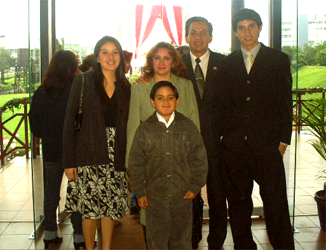 Gracias a Dios mi familia y yo estamos bien de salud y con el optimismo siempre en alto por ser muy bendecidos. Me había comprometido a buscar una foto en que esté con toda mi familia, así que como casi siempre faltaba un integrante, hace poco pude reunir a mi Esposa Enid, a mi Hija Jacqueline (17 años), a mi Hijo Fernando (15 años) y a mi Hijo Abraham (9 años), para las fotos que te estoy remitiendo, y que te agradeceré puedas colgar en la página del AU